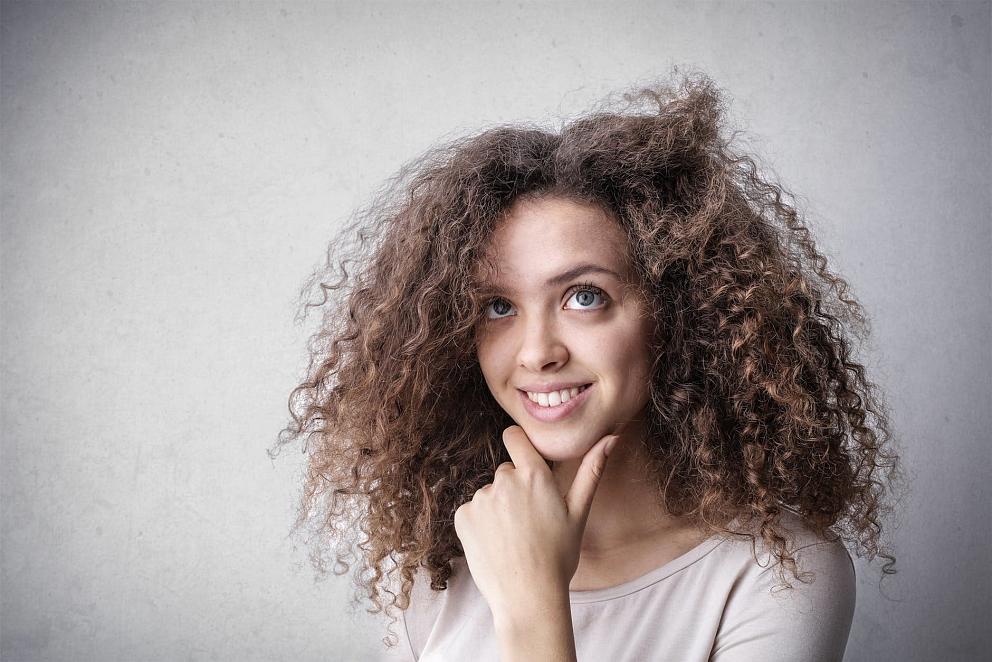 how-to-style-frizzy-curly-hair-without-heat-curly-hair-style